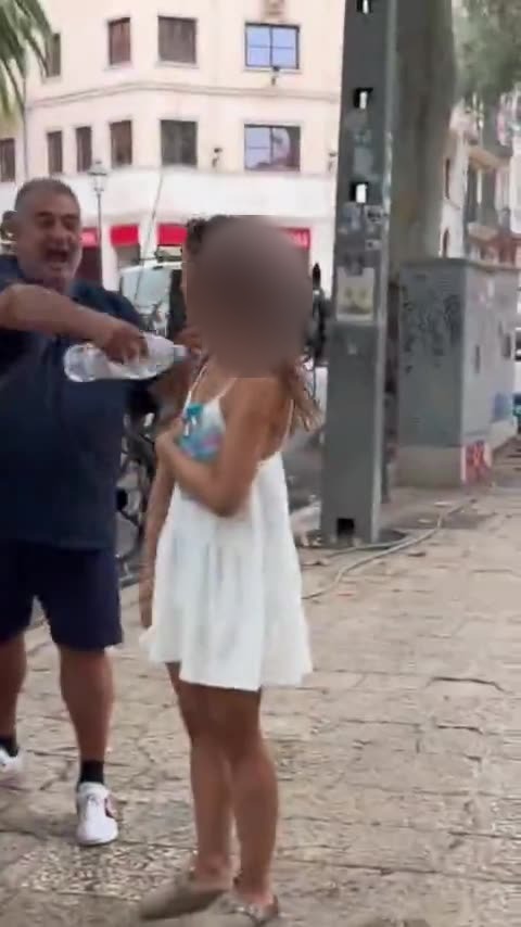 Conductor tirando agua — cara de la mujer difuminada