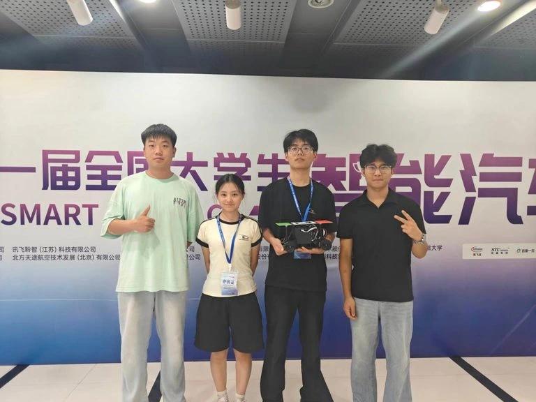 全国大学生智能汽车竞赛参赛队员与赛车合影